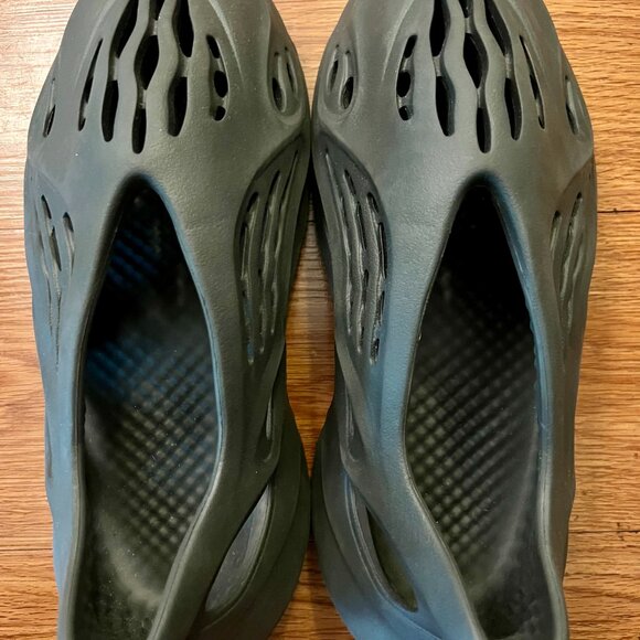 Yeezy Foam Runner Onyx – Men’s Size US 11– Excellent Condition – Black Slip-On - Picture 3 of 9